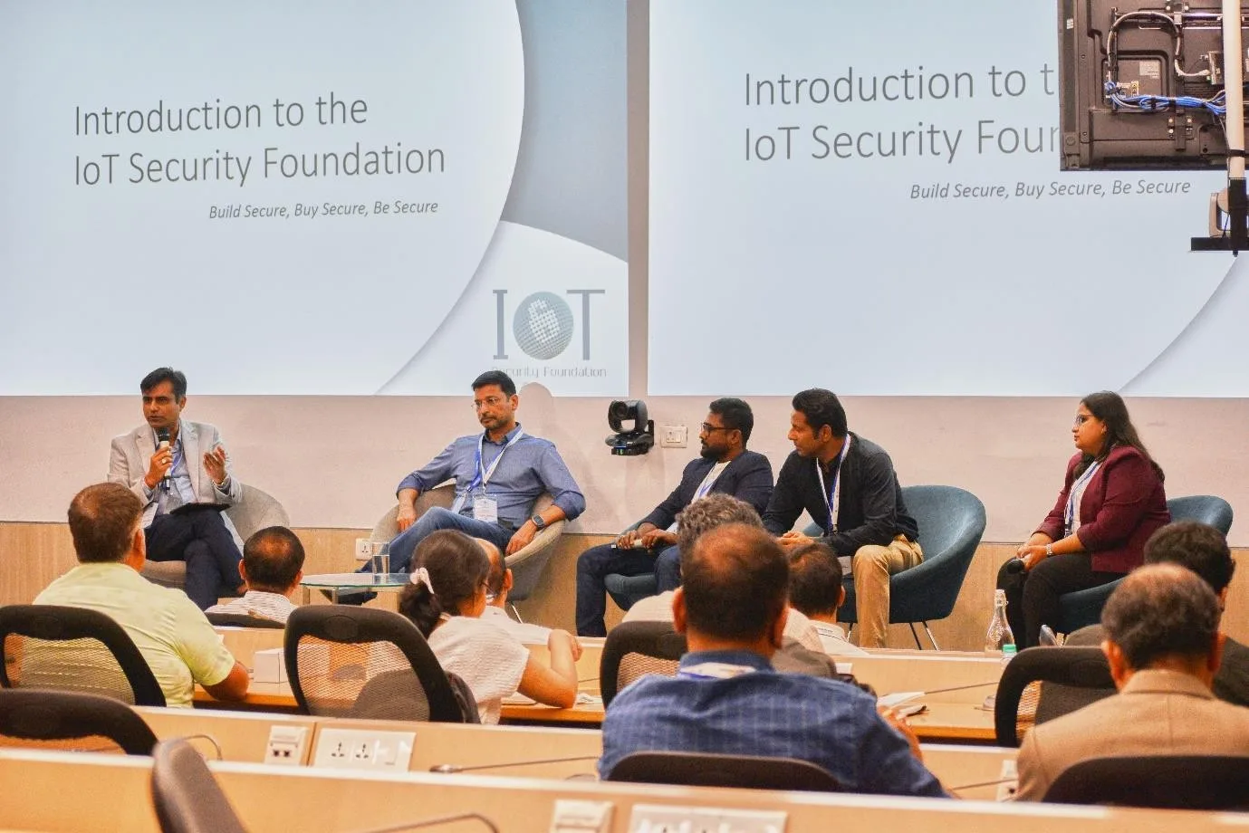 Experts discussing the future of SDVs and innovative business models at the event